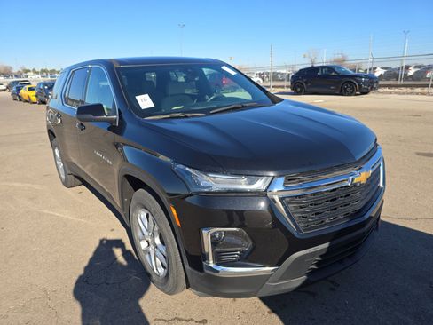 Used 2022 Chevrolet Traverse LS image 3