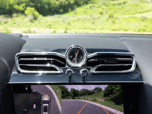 Certified 2024 Bentley Bentayga Extended Wheelbase image 31