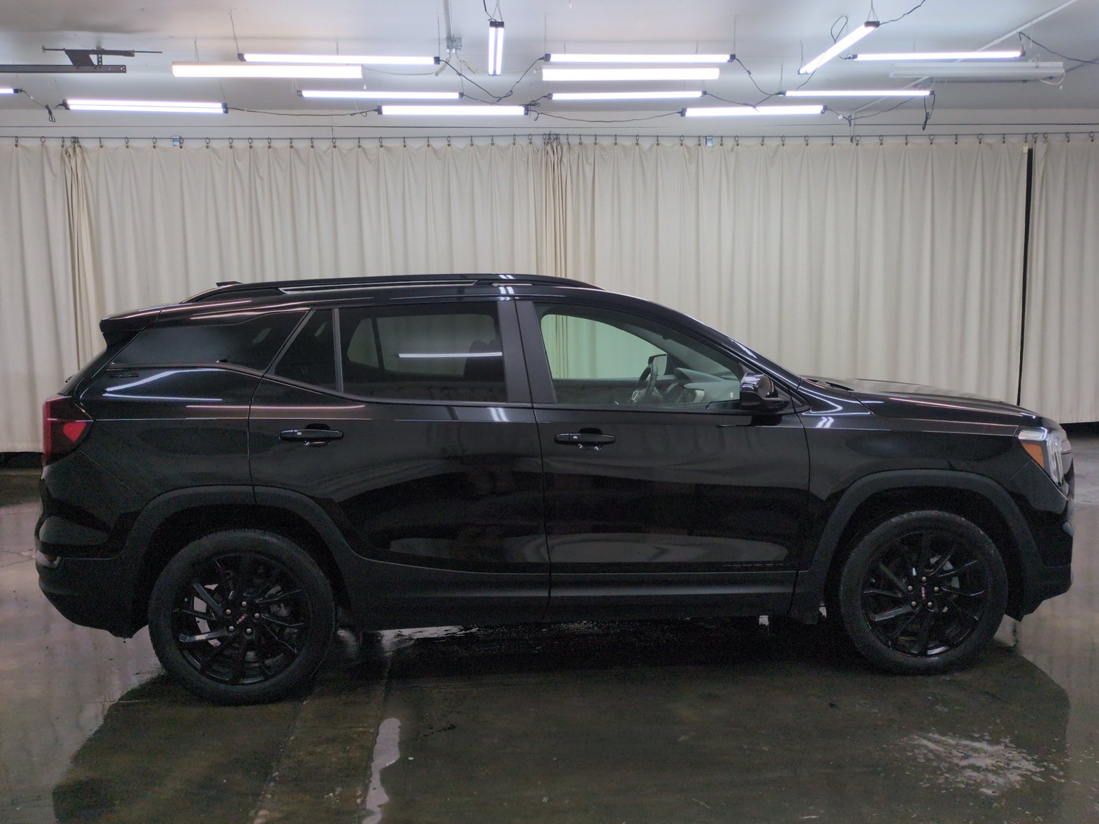 Used 2023 GMC Terrain SLE w/ Driver Convenience Package AWD/4WD image 4