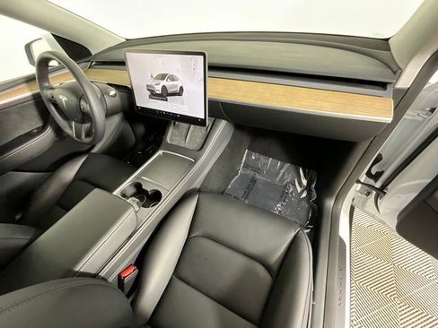 Used 2024 Tesla Model Y Long Range AWD/4WD image 19