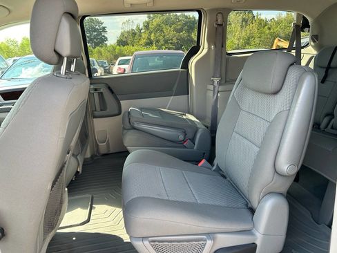 Used 2010 Chrysler Town & Country Touring image 10