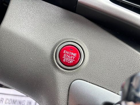 Used 2017 Honda Odyssey SE image 18