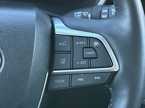 Used 2024 Toyota Highlander Limited image 12