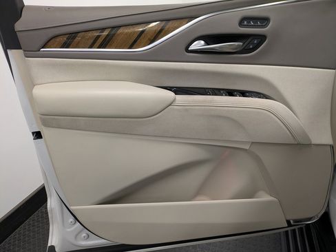 Used 2022 Cadillac Escalade Premium Luxury Platinum image 8