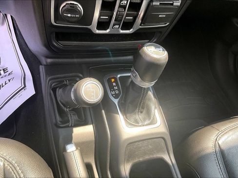 Used 2018 Jeep Wrangler Unlimited Sahara AWD/4WD image 34
