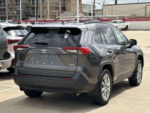 Used 2021 Toyota RAV4 XLE Premium FWD image 4