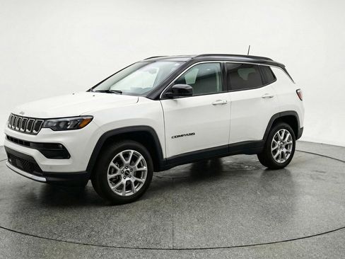 Used 2025 Jeep Compass Limited image 3