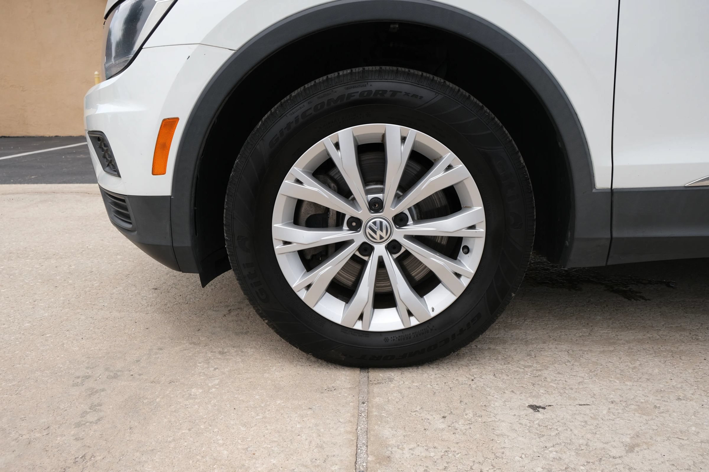 Used 2018 Volkswagen Tiguan SE w/ Panoramic Sunroof Package AWD/4WD image 16