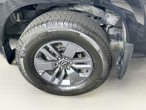 Used 2025 Nissan Frontier SV image 11