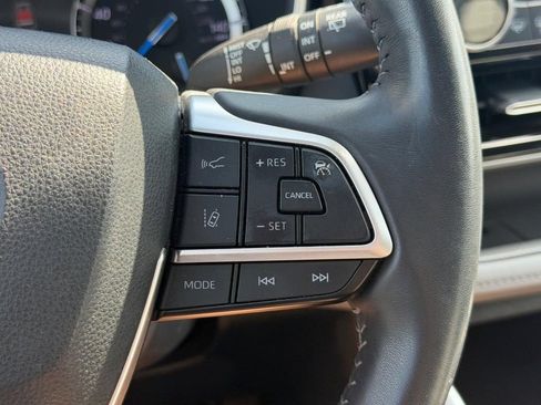Used 2022 Toyota Highlander XLE AWD/4WD image 19