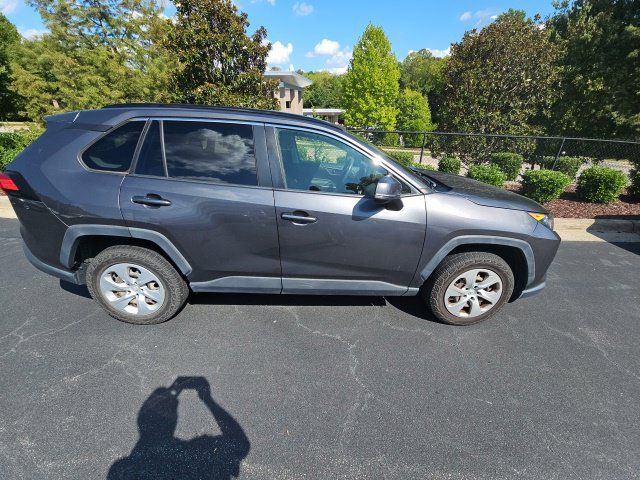 Used 2019 Toyota RAV4 LE FWD image 9