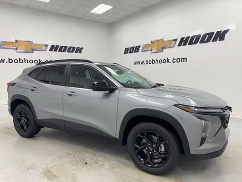 New 2026 Chevrolet Trax LT w/ Midnight Edition FWD image 3