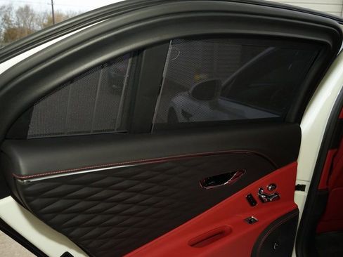 Used 2021 Bentley Flying Spur V8 image 27