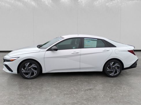 Used 2025 Hyundai Elantra Sport FWD image 4