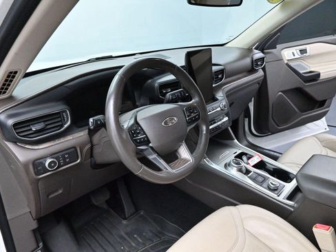 Used 2020 Ford Explorer Platinum w/ Premium Technology Package AWD/4WD image 16