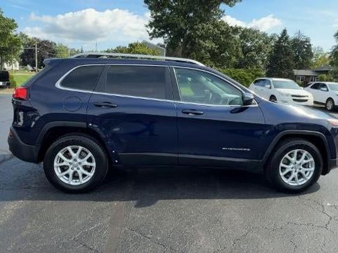 Used 2016 Jeep Cherokee Latitude AWD/4WD image 9