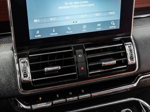 Used 2020 Lincoln Navigator Reserve w/ Luxury Package RWD image 24