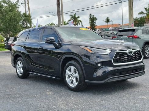 Used 2024 Toyota Highlander LE FWD image 1