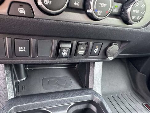 Used 2019 Toyota Tacoma TRD Sport AWD/4WD image 32