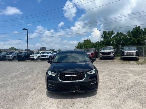 Used 2024 Chrysler Pacifica Touring-L FWD image 3