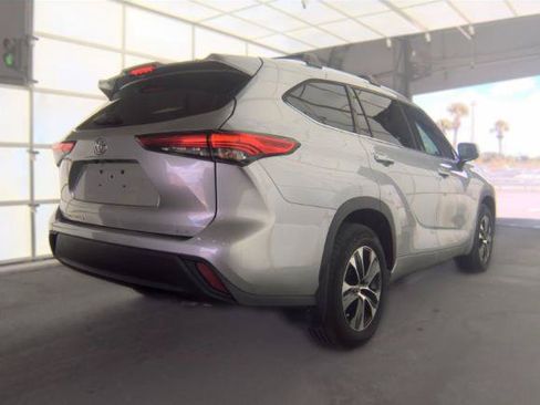 Used 2020 Toyota Highlander XLE FWD image 2