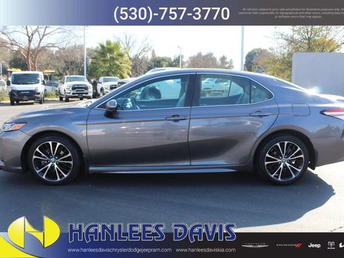 Used 2020 Toyota Camry SE image 2