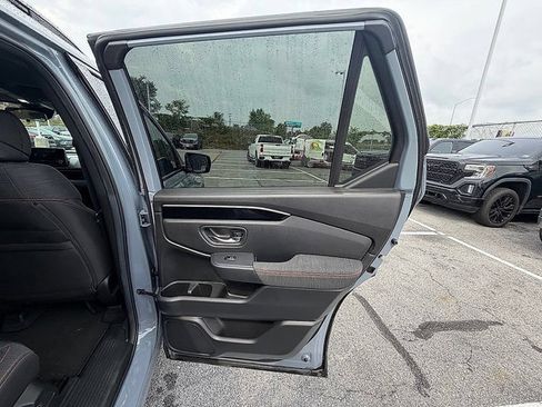 Used 2025 Honda Pilot Sport image 19