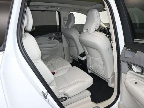 Used 2025 Volvo XC90 B6 Ultra w/ Lounge Package image 10