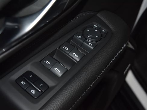 Used 2023 GMC Yukon Denali AWD/4WD image 5