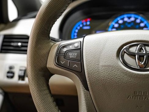 Used 2013 Toyota Sienna XLE image 22