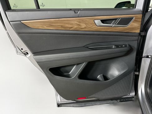 Used 2025 Volkswagen Atlas SE image 25