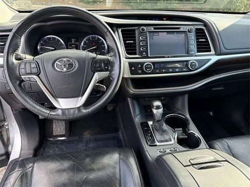 Used 2014 Toyota Highlander Limited image 18