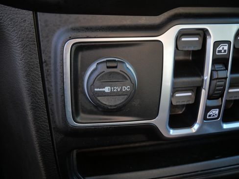 Used 2021 Jeep Wrangler Unlimited Sahara AWD/4WD image 31
