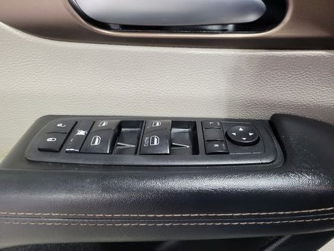 Used 2018 Chrysler Pacifica Touring-L image 46