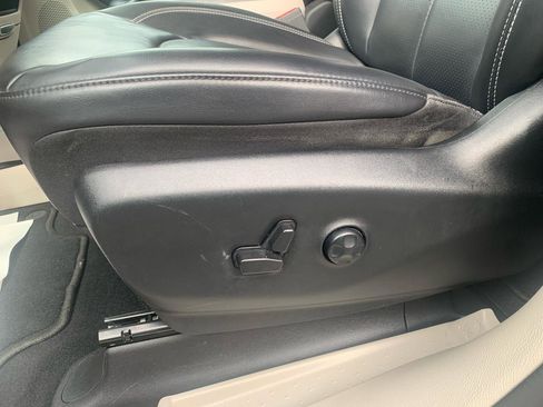 Used 2023 Chrysler Pacifica Touring-L image 14