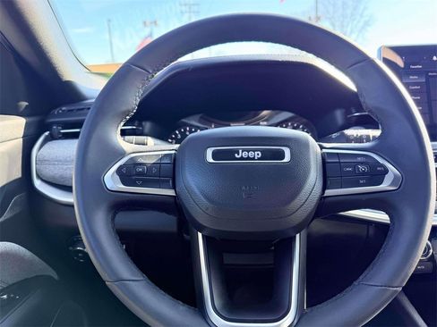 Used 2024 Jeep Compass Latitude image 17