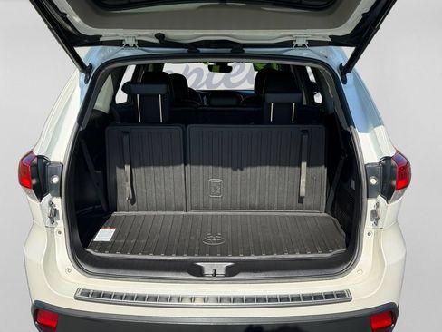 Used 2019 Toyota Highlander XLE AWD/4WD image 27