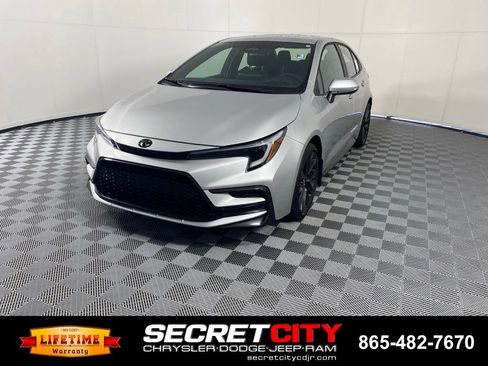Used 2025 Toyota Corolla SE FWD image 3
