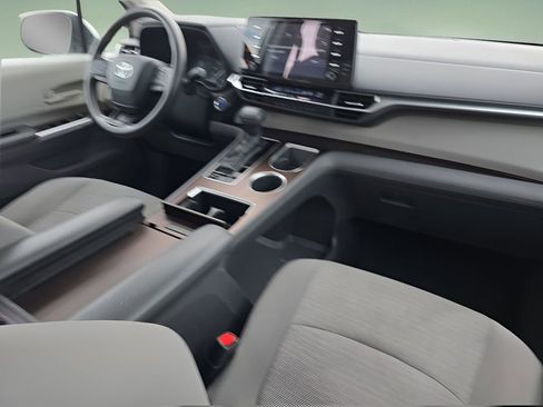 Used 2024 Toyota Sienna LE image 26
