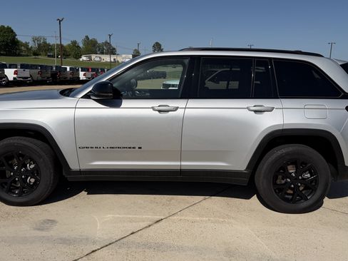 Used 2025 Jeep Grand Cherokee Altitude AWD/4WD image 4