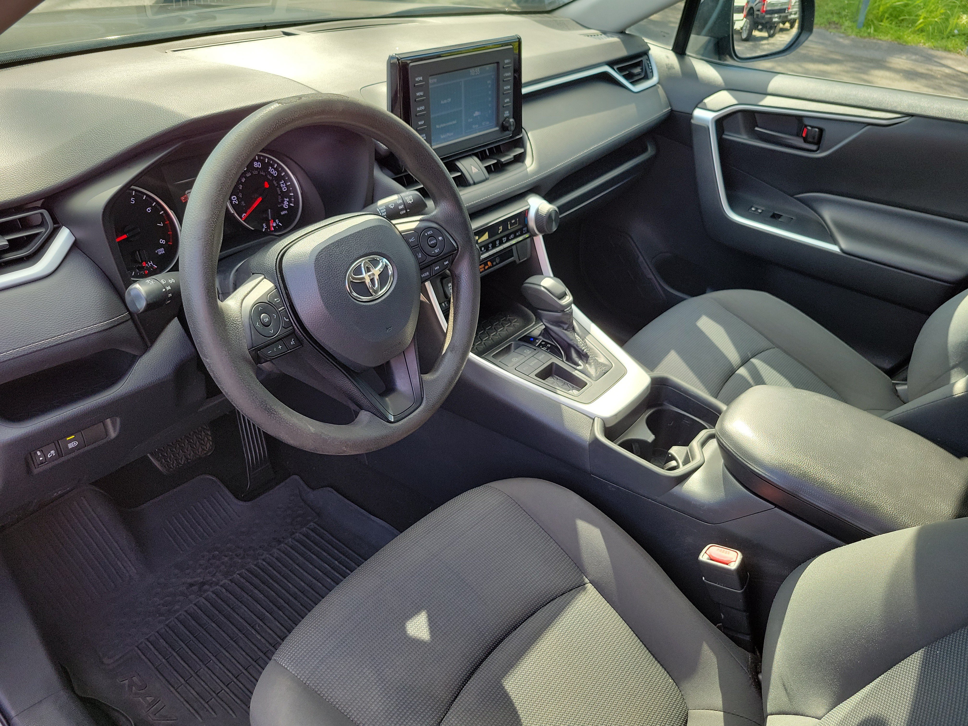 Used 2019 Toyota RAV4 LE FWD image 11