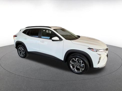 Used 2025 Chevrolet Trax LT image 2