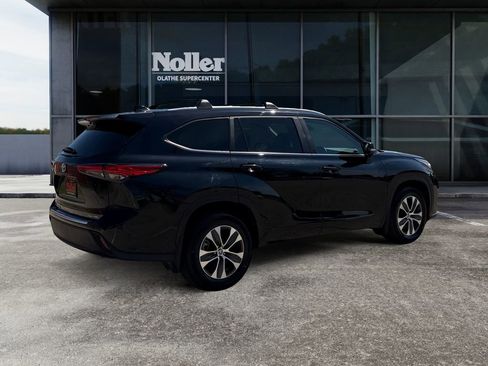 Used 2023 Toyota Highlander XLE image 2