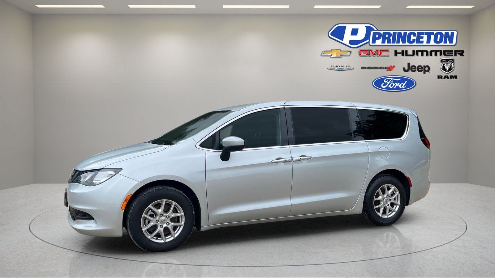 Used 2023 Chrysler Voyager LX FWD image 4