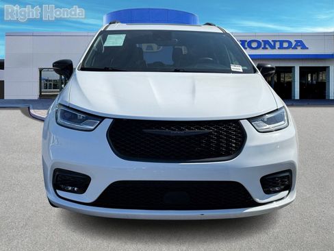 Used 2025 Chrysler Pacifica Limited image 5