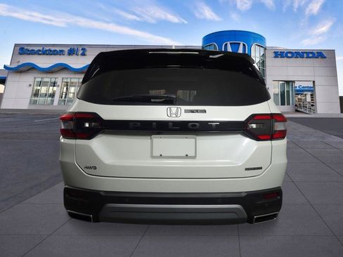 New 2025 Honda Pilot Touring image 4