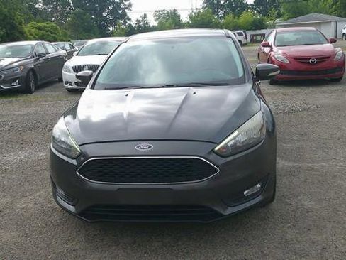 Used 2016 Ford Focus SE w/ Equipment Group 201A FWD image 2
