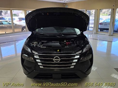 Used 2025 Nissan Rogue SV image 10