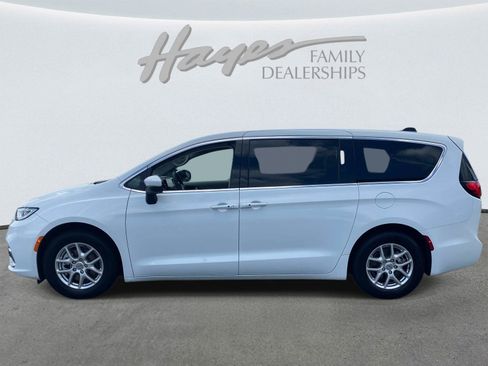 Used 2023 Chrysler Pacifica Touring-L FWD image 9