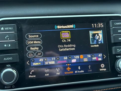 Used 2019 Nissan Kicks SR w/ SR Premium Package FWD image 17